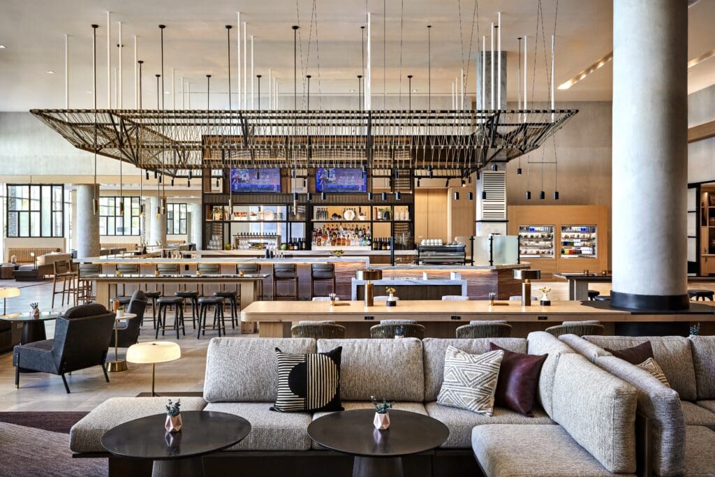 The Sheraton Phoenix Downtown lobby, with a square, open bar and seating area.